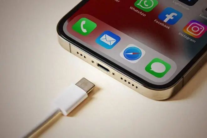 库克这次良心了，iPhone15的USB-C口，安卓通用，无限制