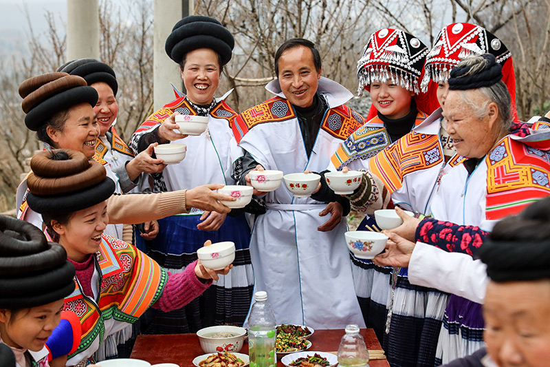 在位于乌蒙山区腹地的贵州省毕节市纳雍县，苗族村民马雍（右五）与妻子黄国琴（左五）在年夜饭上与大家干杯（2021年2月11日摄）。新华社记者 欧东衢 摄