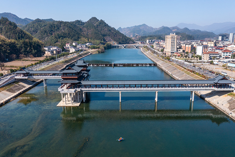 浙江省杭州市临安区昌化镇的党员志愿者在昌化溪打捞漂浮物，保持河面清洁美观（2023年3月14日摄，无人机照片）。该镇对昌化溪流域严格落实河长制，各级河长对负责的河流巡查常抓不懈，切实把长效管控落到实处，河道环境持续改善，河道水质全年达到Ⅱ类水标准。新华社记者 徐昱 摄